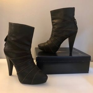 Pour La Victoire Black Zipper Boots Heel Platforms